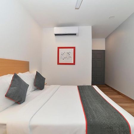 Vaccinated Staff- Oyo Townhouse 384 Nk Hotels Dispur Екстериор снимка
